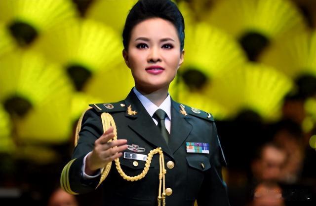雷佳|她是第一位博士级歌唱家，12次荣登春晚，丈夫身价不菲也是博士