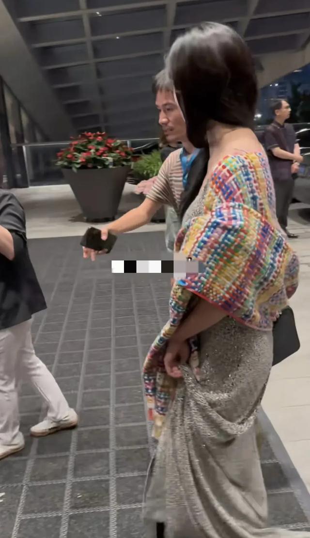 万茜上海出席活动被偶遇，42岁仍像小姐姐，穿长吊带裙披肩气质好