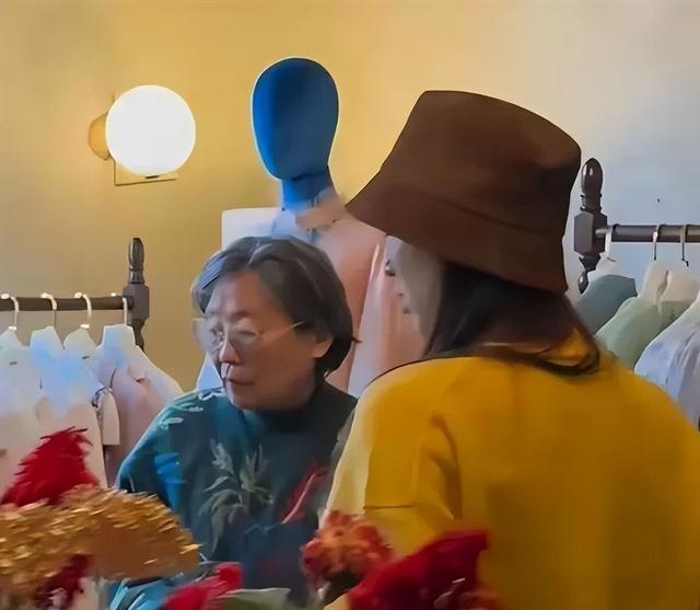 黄圣依回沪尽孝,陪白发老妈挑衣,温馨画面曝光!