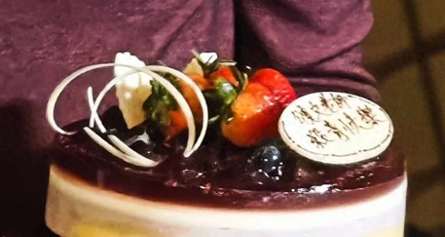 张颂文恭喜香港李嘉诚前儿媳妇梁若施杀青，这是什么梦幻互动？