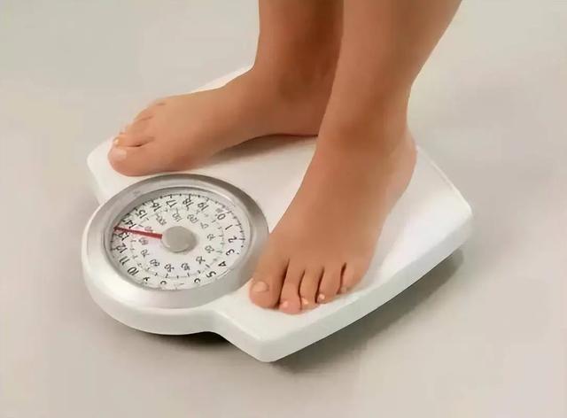 饿着肚子入睡能减肥?研究发现:长时间饥饿入睡,几种疾病找上门