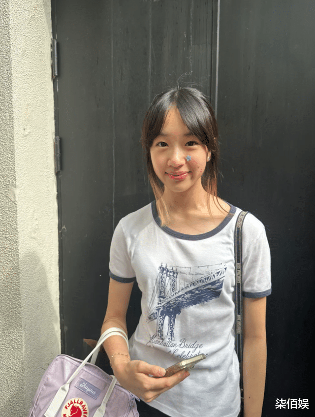 吴尊女儿与同学逛街,NeiNei骨架好细脸超小,鲶鱼须发型很青春