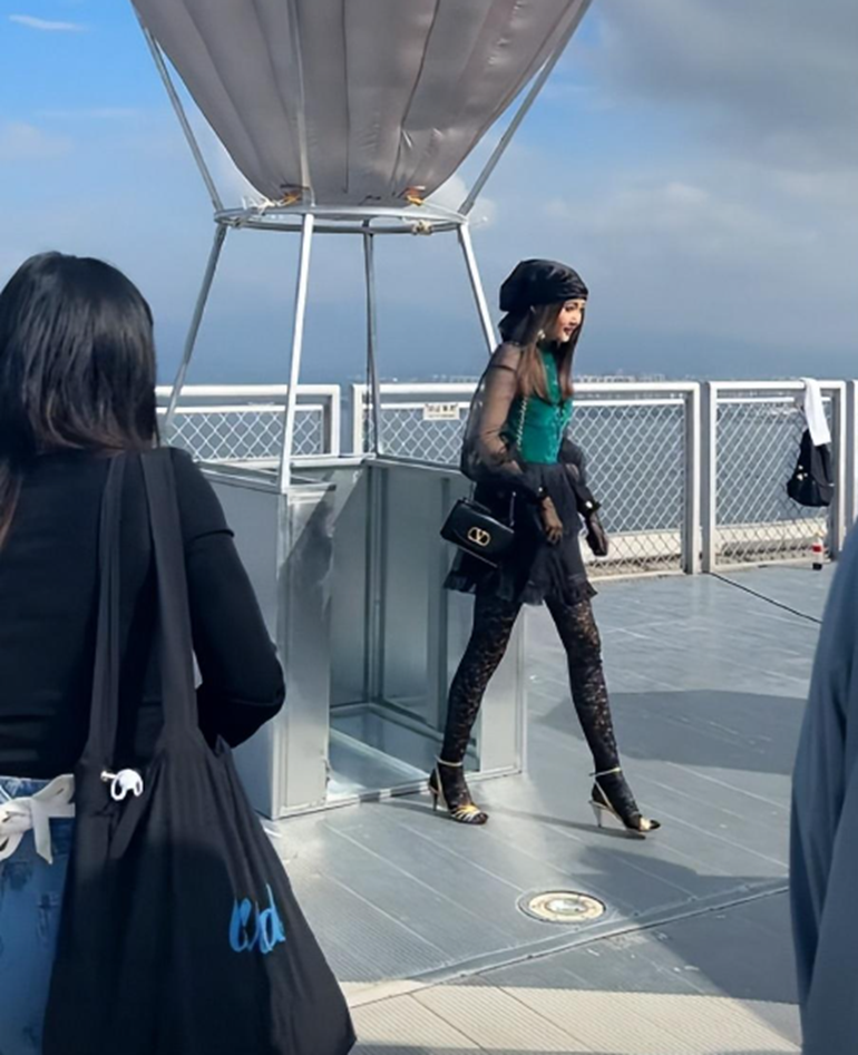 被珠宝晚宴的关晓彤惊艳了，逆天长腿白到发光，但这脚丫子却引热议