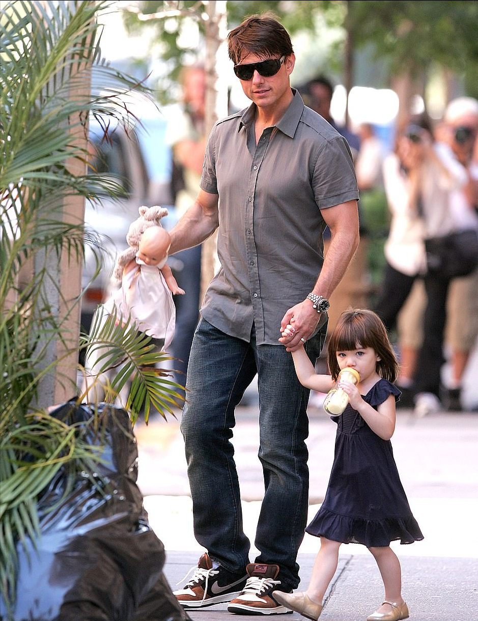 阿汤哥闺女和男友又街头热吻了!穿露腰装肚腩鼓鼓很放飞,真般配