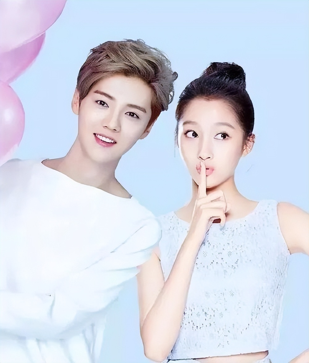 关晓彤凌晨卡点发文!鹿晗 1 句回应引热议,8 年文案攻破传闻