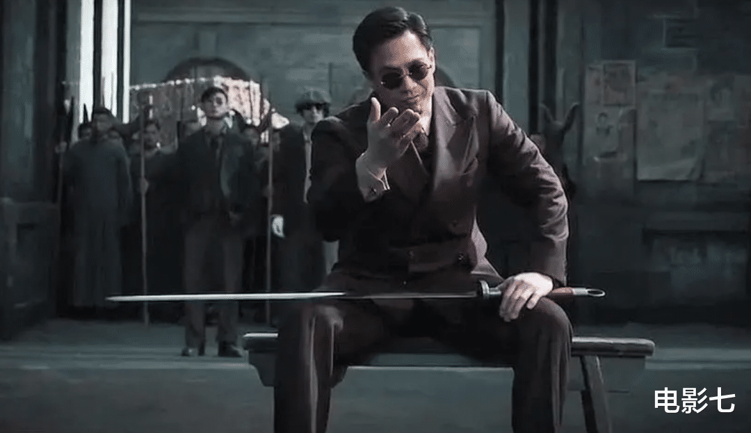 太惨了!请来胡歌、吴京宣传,向佐投资2亿拍功夫片,首日票房仅70万