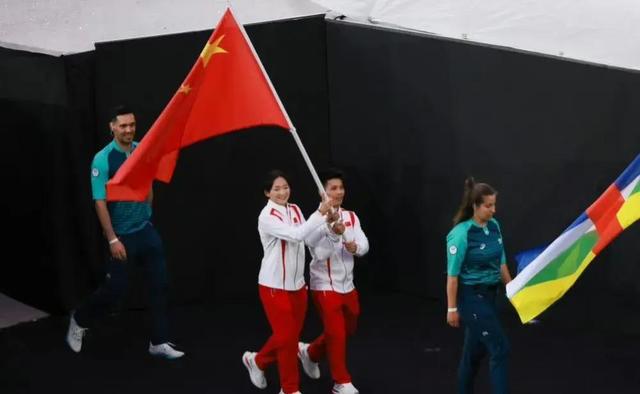 闭幕式两个大惊喜!孙颖莎和巴赫站在一起,汤姆克鲁斯被“强吻”