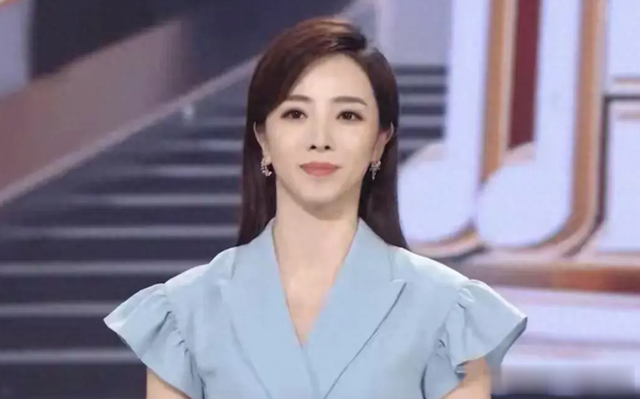 央视最美主持人李思思晒中秋全家福！首次晒出老公照片！惊艳众人