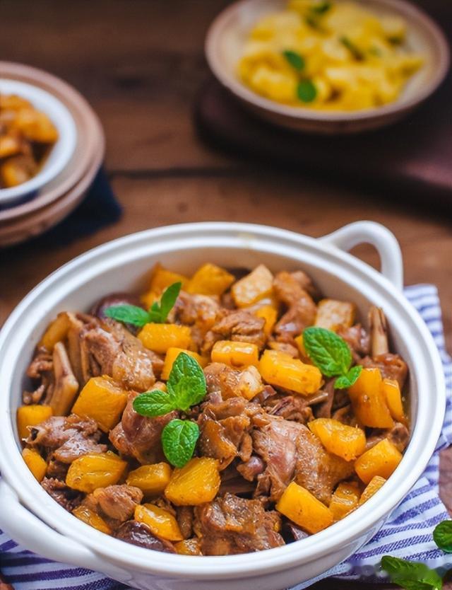 “人未老腿已衰”，建议常吃这5道菜，防止膝盖老化，腿脚更有劲