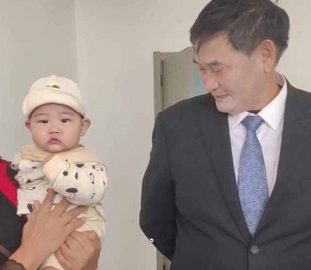 对比鲜明！大衣哥儿媳陈萌踏实过日子，生娃后陈亚男评论区沦陷