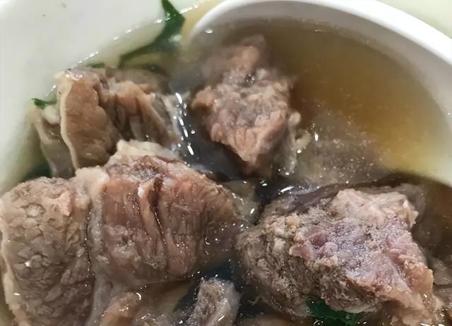 煮肉时的浮沫是什么？是脏东西还是精华？到底能不能吃？