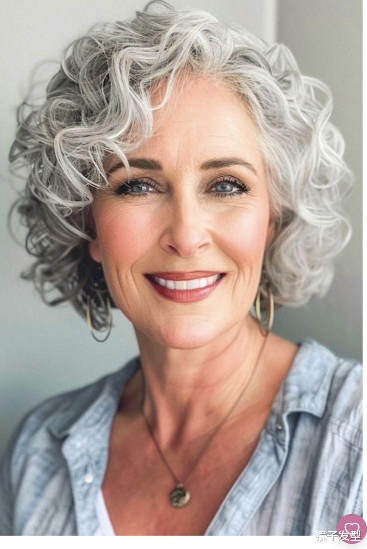 中老年女性的全头烫短发之美
