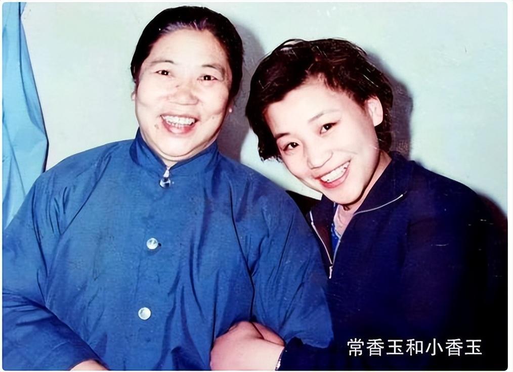 小香玉和王为念离婚19年：一个儿孙满堂，一个3婚终获幸福