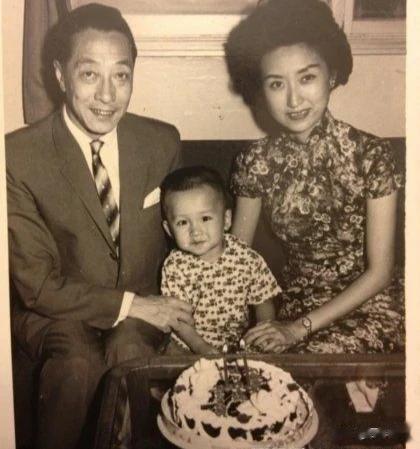 怪不得庾母看不上伊能静,看她结婚照就知道是个狠人,且才貌双修