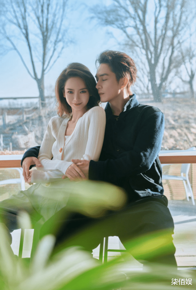 戚薇李承铉公开一家四口合照，Lucky头发乌黑像绸缎，好宠2岁弟弟