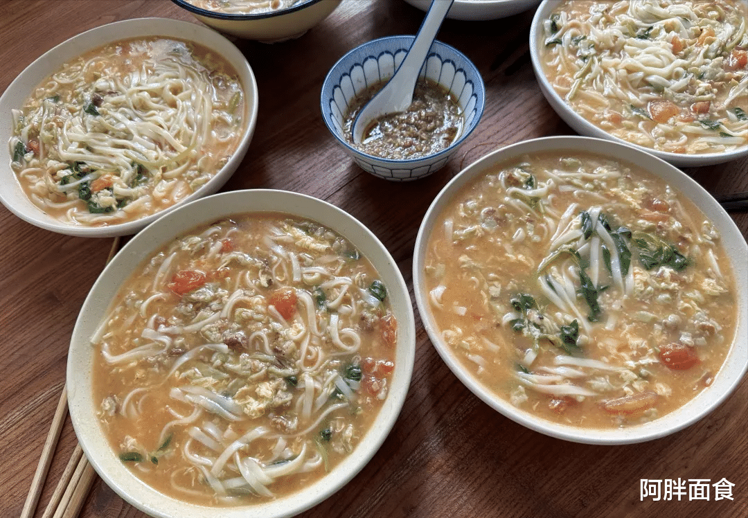 河南一家四口的茄汁面火了，像肉一样香，网友：就喜欢这样的做法