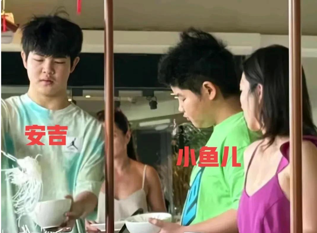 沙溢一家在泰国过年，49岁胡可长斑严重，两个胖儿子调皮又帅气！