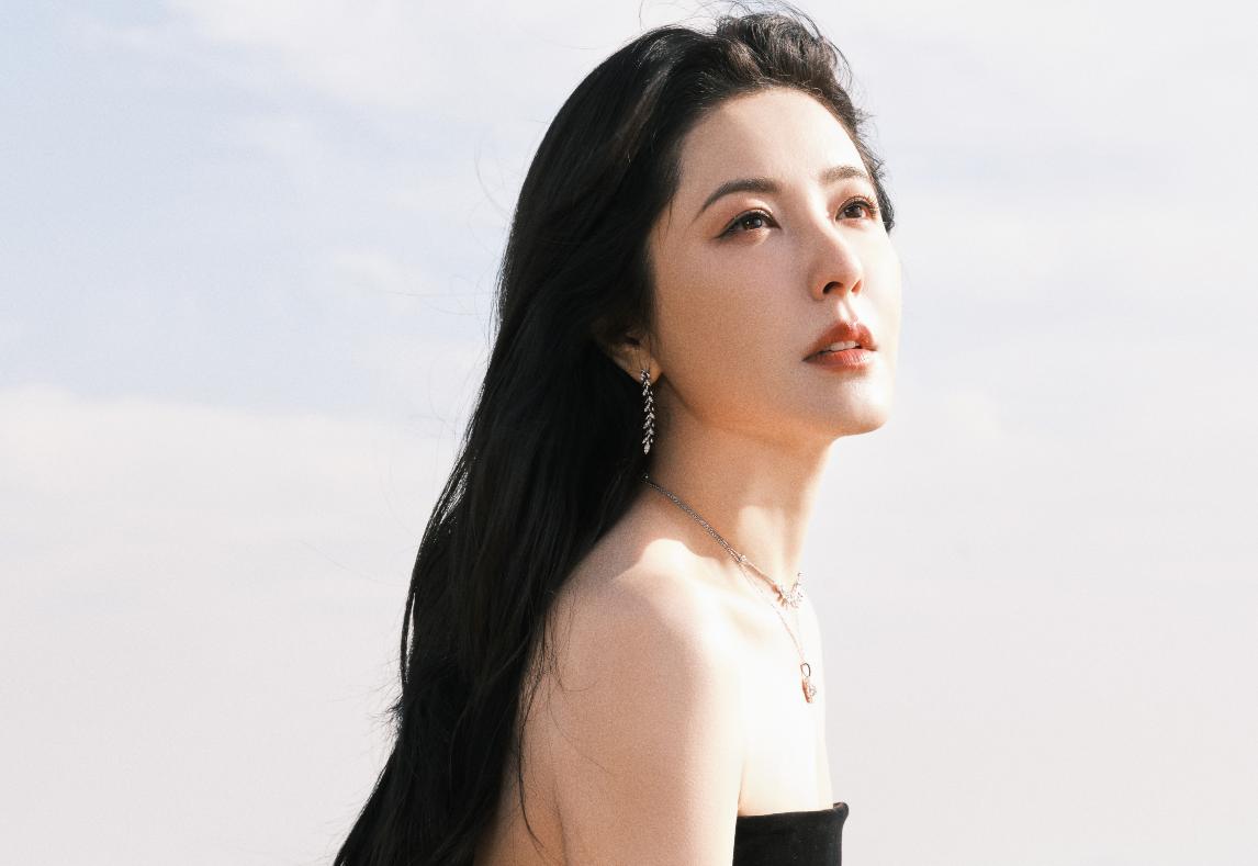 美人曾黎现状：在机场拎颗白菜相当接地气，48岁未婚活成人间清醒