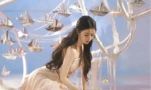 王楚然公主风生日美照惊艳亮相，亮片长裙尽显水边仙子气质