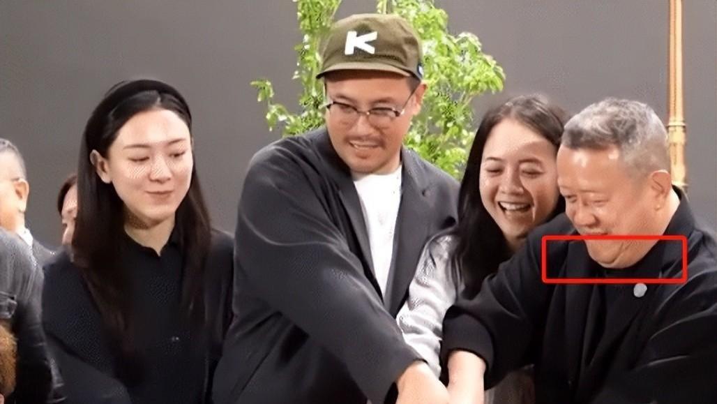 曾志伟生日宴，叶童头发花白，儿媳王敏弈清新淡雅，叶子楣却“暗藏杀器”