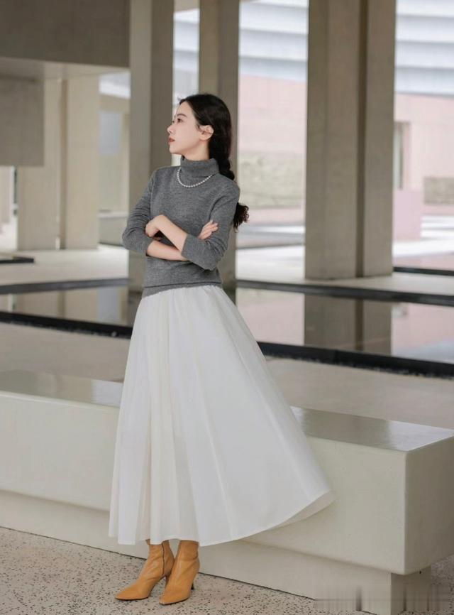 这才是中年女人该有的打扮：发不过肩、裙不上膝！优雅迷人显气质