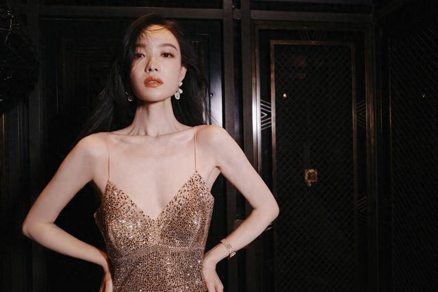倪妮太美了，穿金色流苏吊带裙，倾国倾城，美呆了