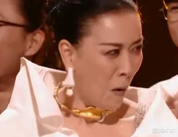 |那英拿下歌王瞬间，众人表情耐人寻味，业内评其历届唱功最弱歌王