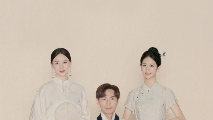 翁虹元宵节晒全家福，16岁小水晶穿旗袍配高跟鞋，比明星妈妈还美