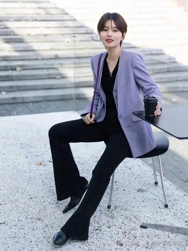 被这个短发女人惊艳了,穿衣极简有气质,再过十年也不过时