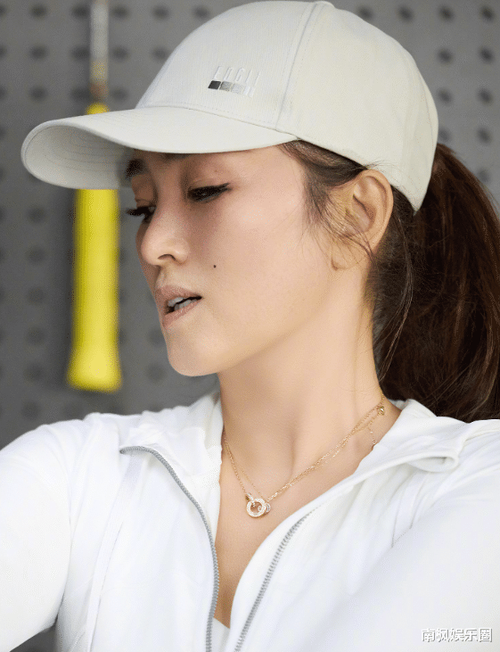 被打球的巩俐惊艳了！腰臀比太绝，59岁风韵犹存，胖一丝累赘、瘦一点没味