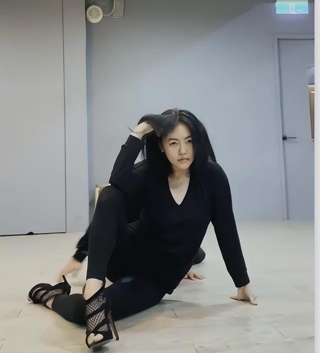 小S又和舞蹈老师跳舞了!浑身发红情绪亢奋,抱怨老公不碰自己