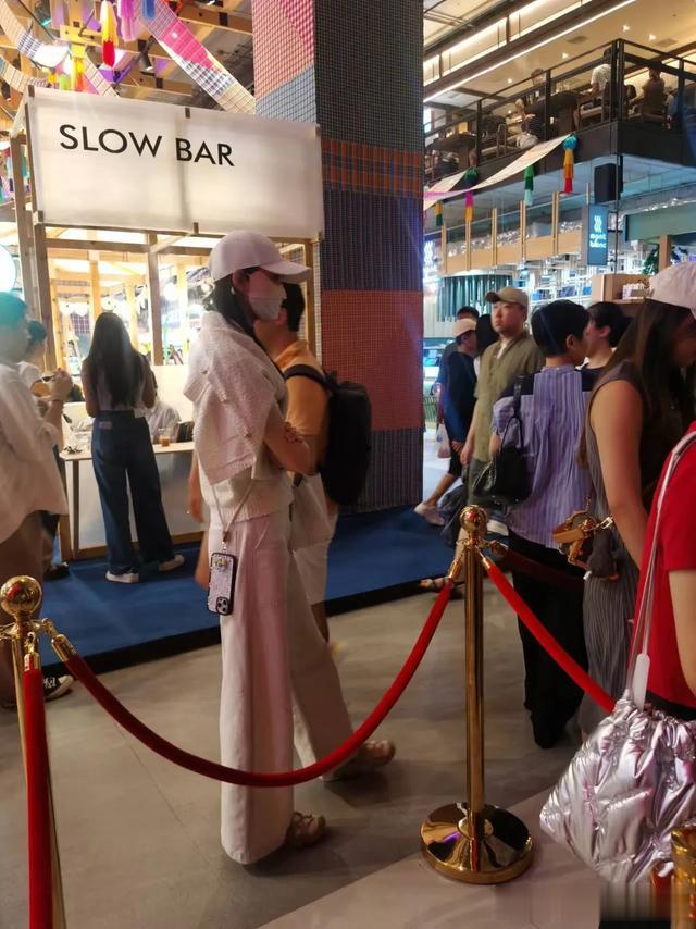 奚梦瑶和婆婆梁安琪同游泰国,小明身材高挑气质出众 婆媳关系真好