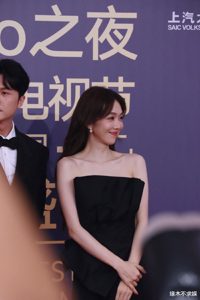 新时代国际电视节红毯:陆毅发福,俩女星变性感,38岁姜妍秒杀!