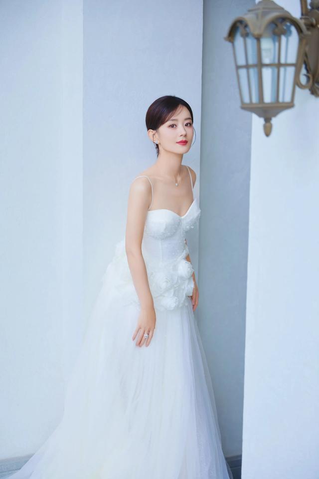 赵丽颖维达代言,穿的跟婚纱似的,不过真好看