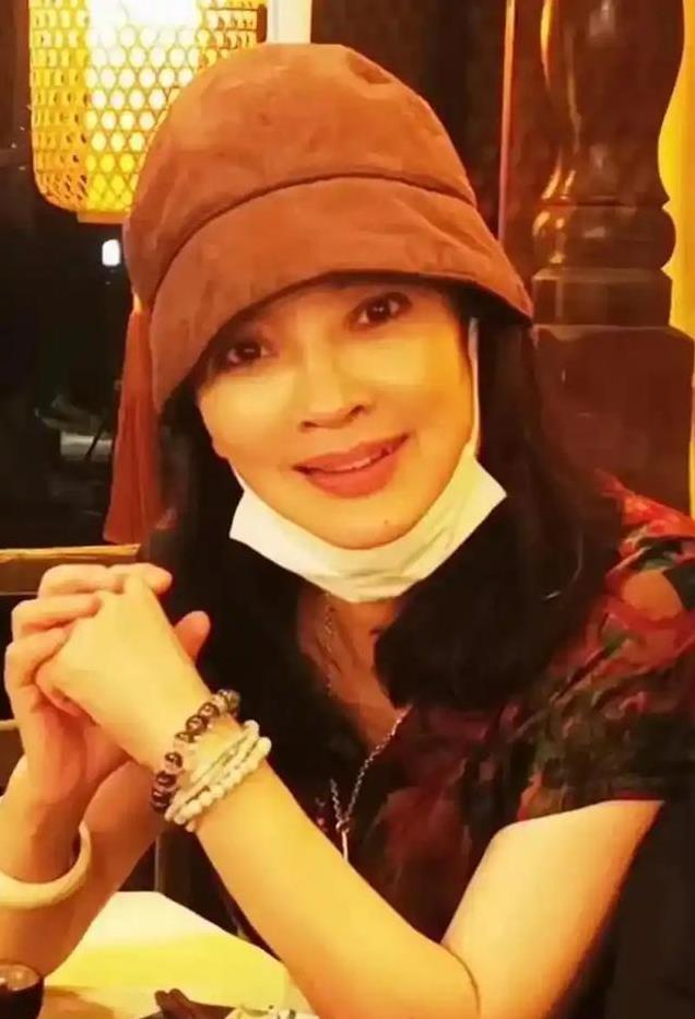 一场满月酒,让张纪中藏了多年的“体面”,被一瓶可乐撕了个粉碎