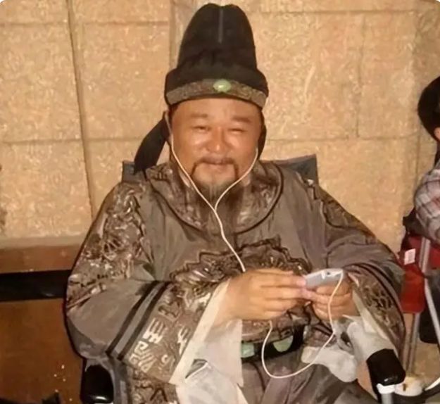 演员休息时的模样:第一张还好,杨紫这张能笑一整天