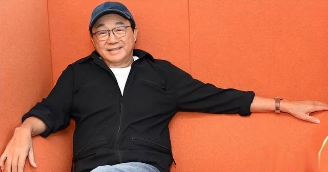 82岁许冠文已交代好后事!骨灰撒在大海,曝许冠英骨灰存在后花园