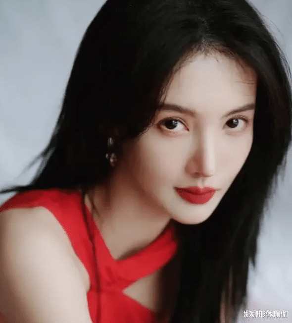 34岁金晨近照“大变样”, 简直像换了个人，网友：说是整容我都信