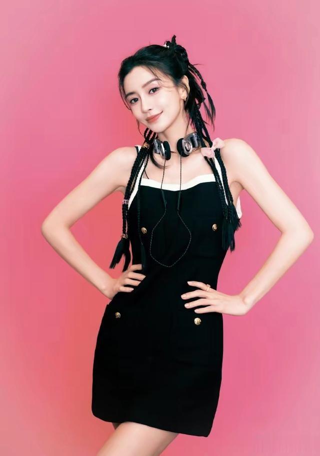 Angelababy衣服上的线是不是拉太紧了啊 ,看上去还挺美!