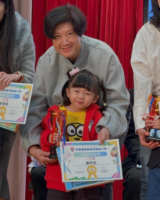 40岁的她息影高龄产女险中风!如今想让女进娱乐圈 网友:不够格!