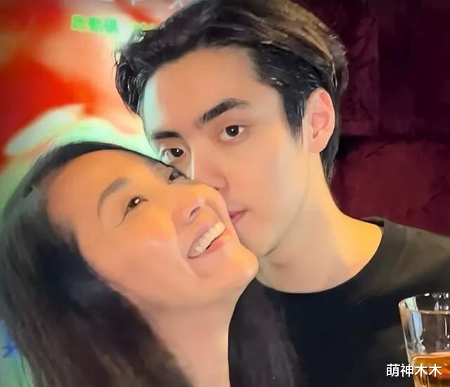 过气港星内地商演月赚百万，和丈夫结婚21年没领证，孩子都20岁了