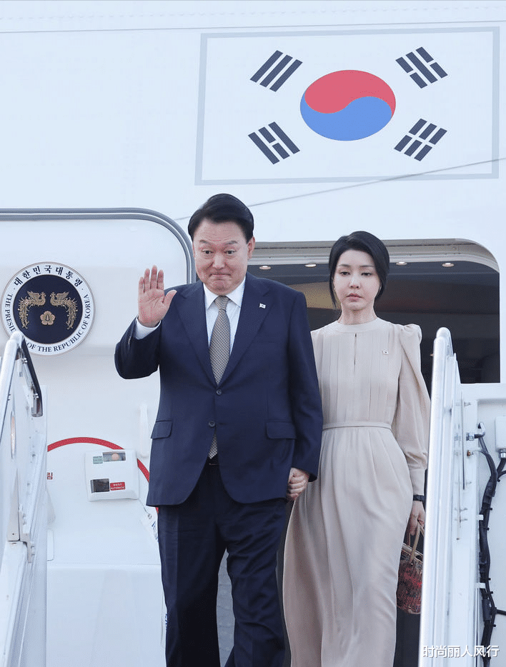 韩国夫人从夏威夷美到华盛顿!穿香槟色纱裙惊艳亮相,美成小仙女