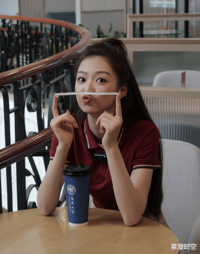 入职东方卫视后,冯琳再回母校参加拍摄!扎高马尾穿酒红衣,美腻