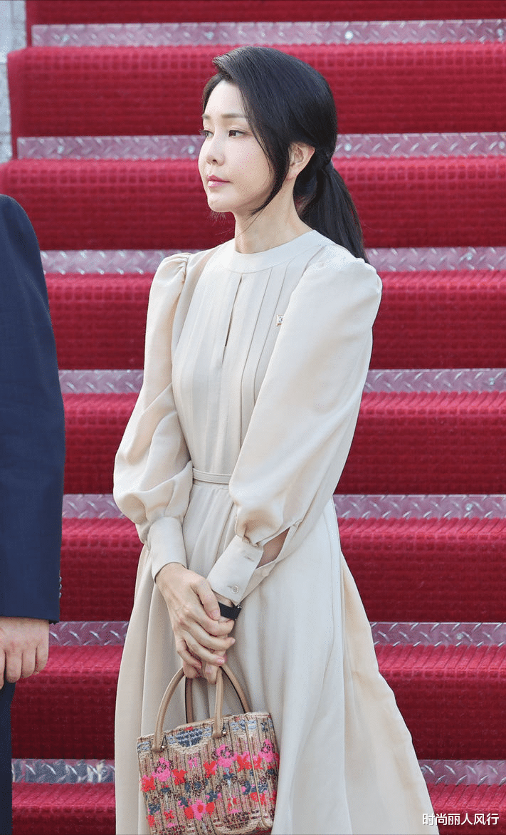 韩国夫人从夏威夷美到华盛顿!穿香槟色纱裙惊艳亮相,美成小仙女