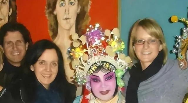 吃里爬外,永不回国?她带领30名演员选择留美,年过花甲归来