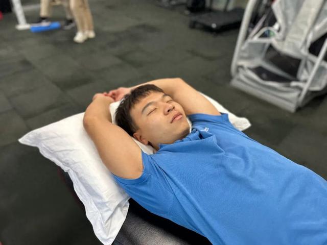 用这个姿势睡觉，真香，但身体很快就废了！快来自查↘