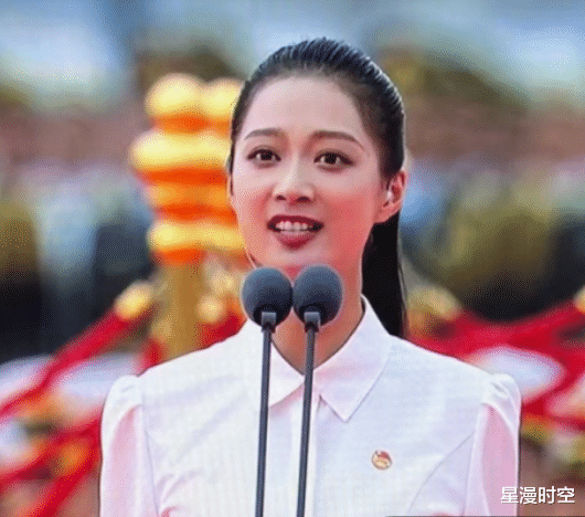 入职东方卫视后,冯琳再回母校参加拍摄!扎高马尾穿酒红衣,美腻