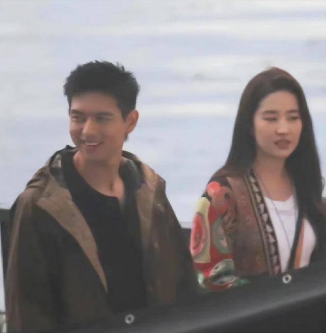 李现刘亦菲恋情疑似坐实？同游照流出，网友炸锅：这婚我不同意！