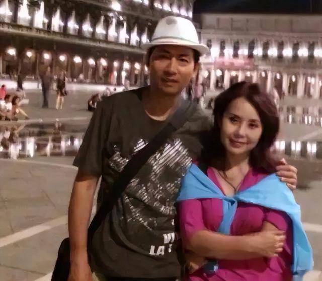 他演戏36年不温不火,老婆却靠一首歌火了35年,如今成春晚常客