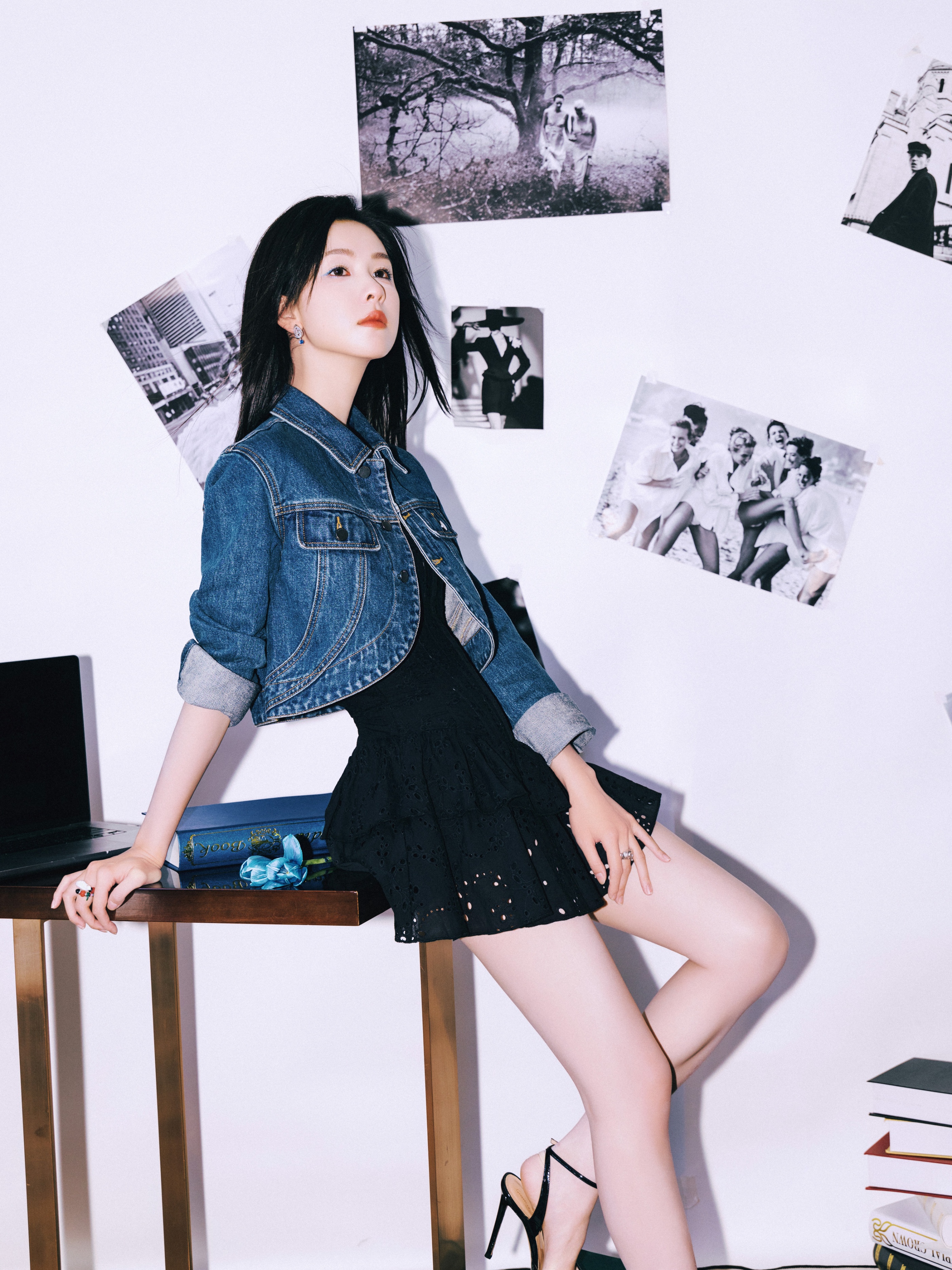 陈都灵小黑裙搭配牛仔外套,演绎冰蓝眼影新风尚